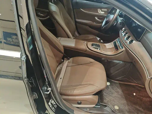 Mercedes-Benz E-Class — Фото автомобиля 24