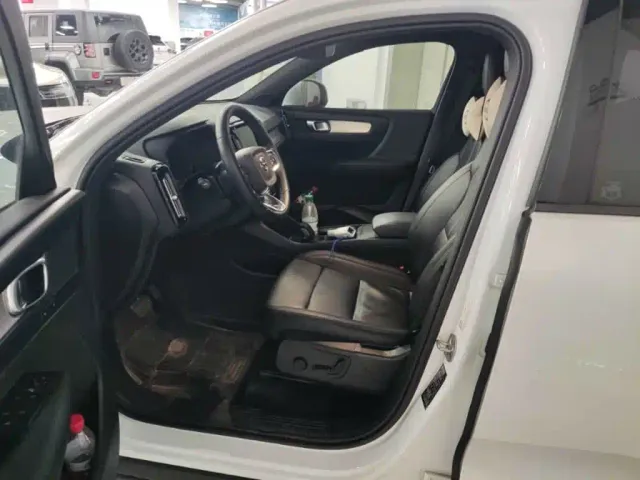 Volvo XC40 — Фото автомобиля 6