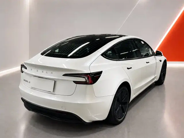Tesla Model 3 — Фото автомобиля 4