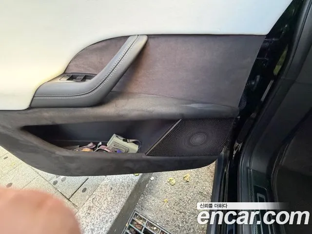 Tesla Model X — Фото автомобиля 15