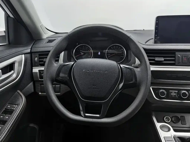Forthing T5 — Фото автомобиля 11