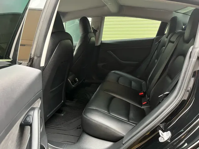 Tesla Model 3 — Фото автомобиля 6