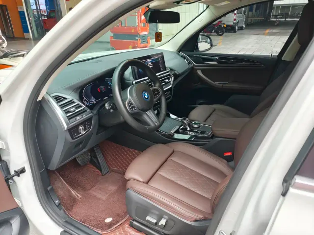 BMW iX3 — Фото автомобиля 11