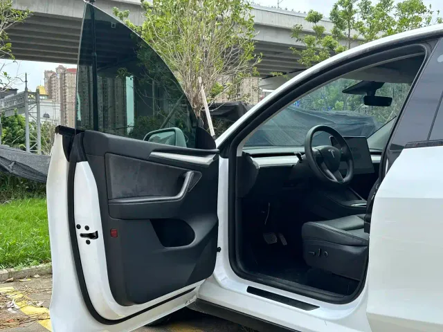 Tesla Model Y — Фото автомобиля 4