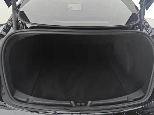 Tesla Model 3 — Фото автомобиля 4