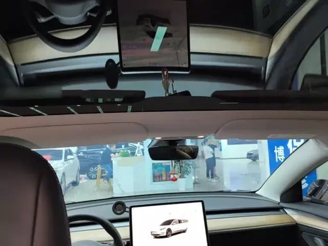 Tesla Model 3 — Фото автомобиля 17