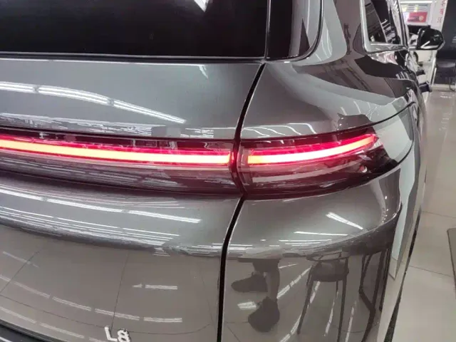 Li Auto L8 — Фото автомобиля 23
