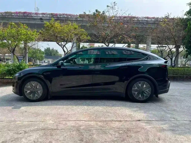 Tesla Model Y L — Фото автомобиля 9