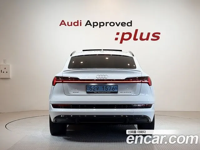 Audi e-tron — Фото автомобиля 4