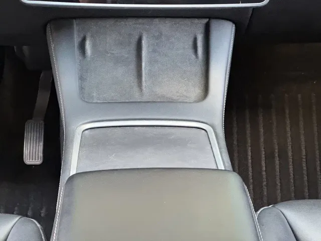 Tesla Model Y — Фото автомобиля 12