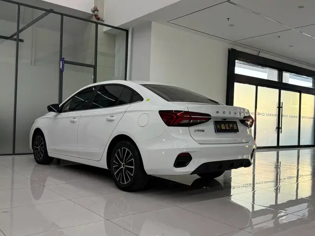 Roewe i5 — Фото автомобиля 11