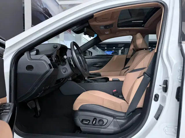 Lexus ES — Фото автомобиля 7