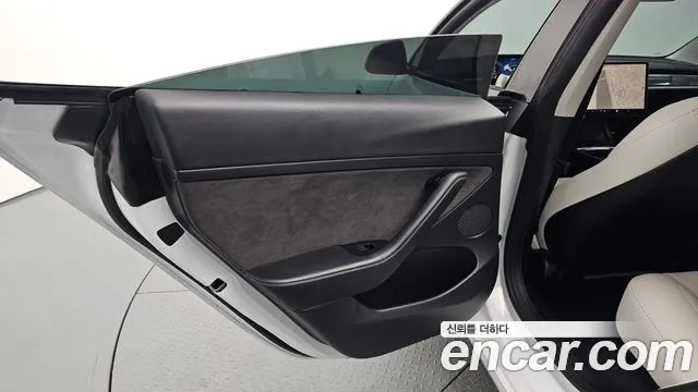 Tesla Model 3 — Фото автомобиля 24