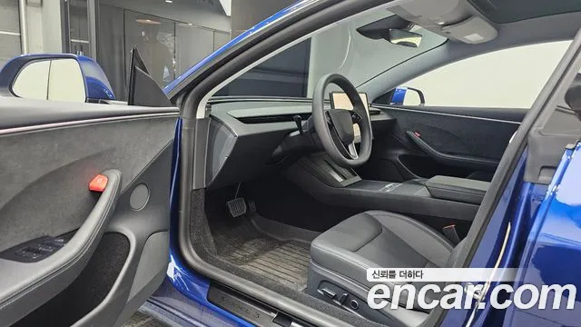 Tesla Model 3 — Фото автомобиля 10