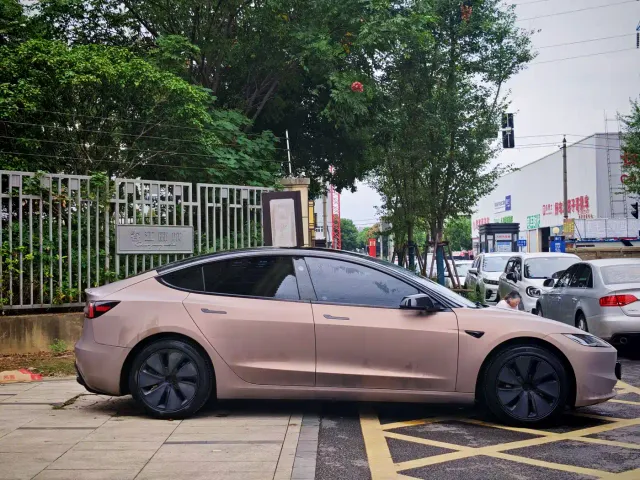 Tesla Model 3 — Фото автомобиля 8