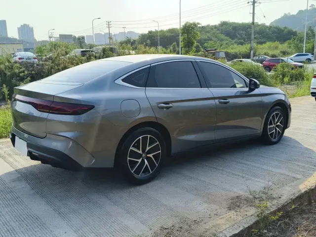 BYD Qin L — Фото автомобиля 10