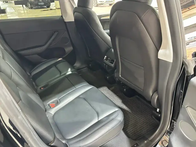 Tesla Model Y — Фото автомобиля 12