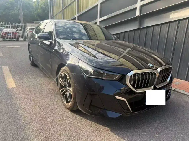 Фотография автомобиля — BMW 5 Series