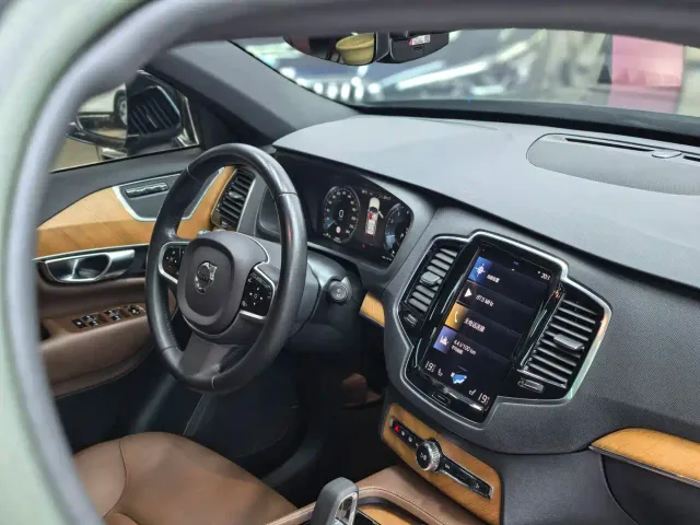 Volvo XC90 — Фото автомобиля 22