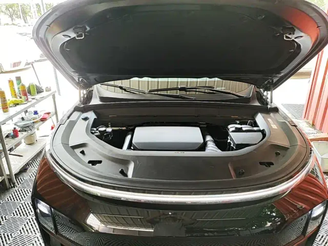 Li Auto L8 — Фото автомобиля 19