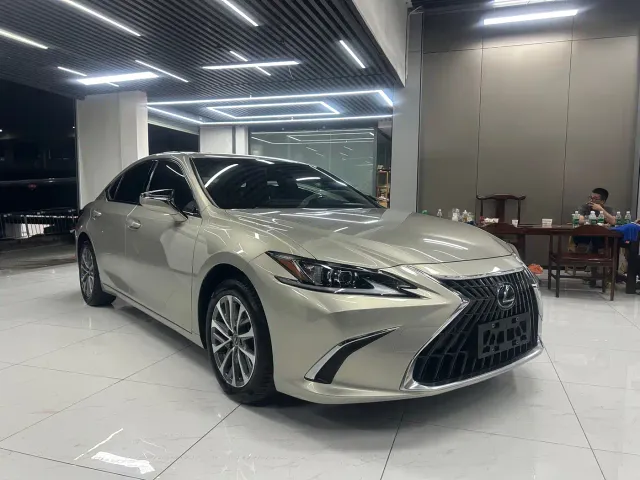 Lexus ES — Фото автомобиля 3