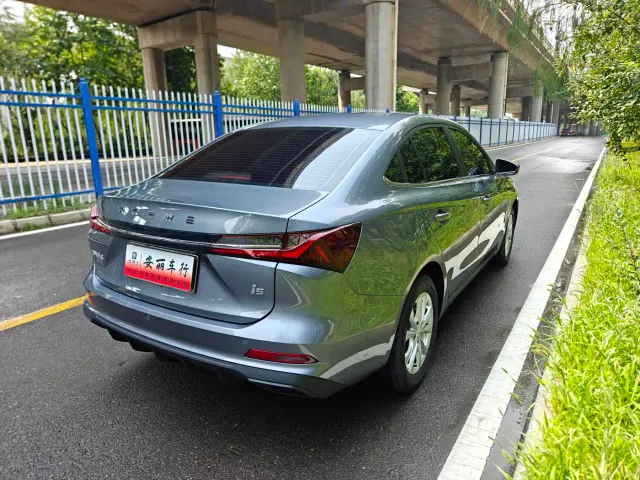 Roewe i5 — Фото автомобиля 6