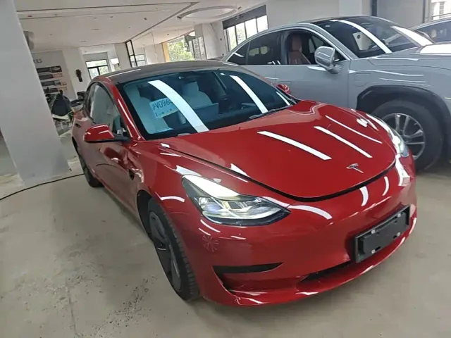 Tesla Model 3 — Фото автомобиля 3