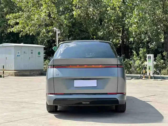 Xpeng X9 — Фото автомобиля 7