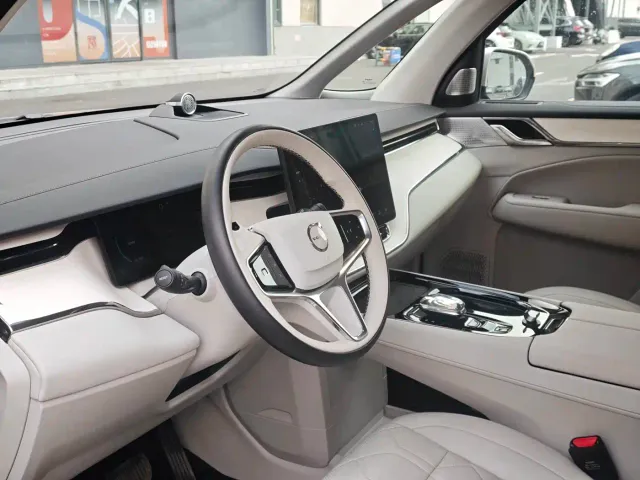 Volvo EM90 — Фото автомобиля 8