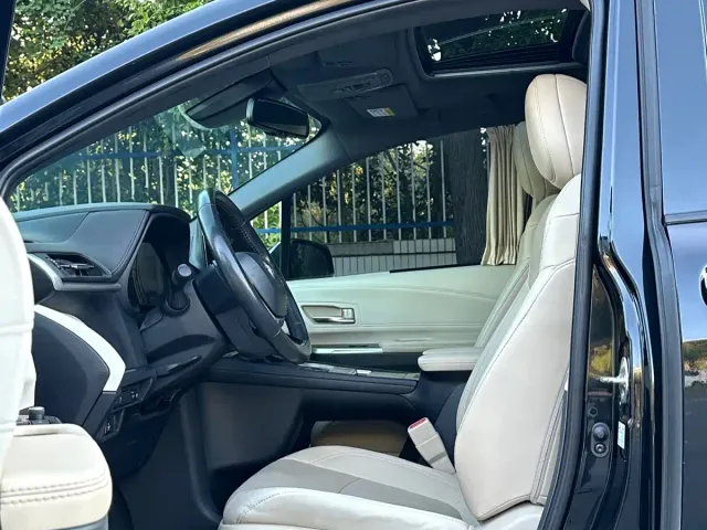 Toyota Sienna — Фото автомобиля 11