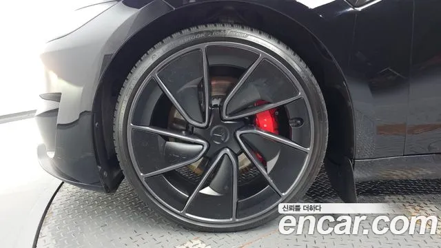Tesla Model 3 — Фото автомобиля 6