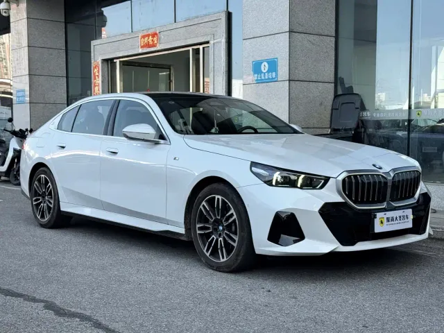 BMW 5 Series — Фото автомобиля 3