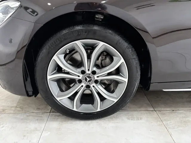 Mercedes-Benz E-Class — Фото автомобиля 30