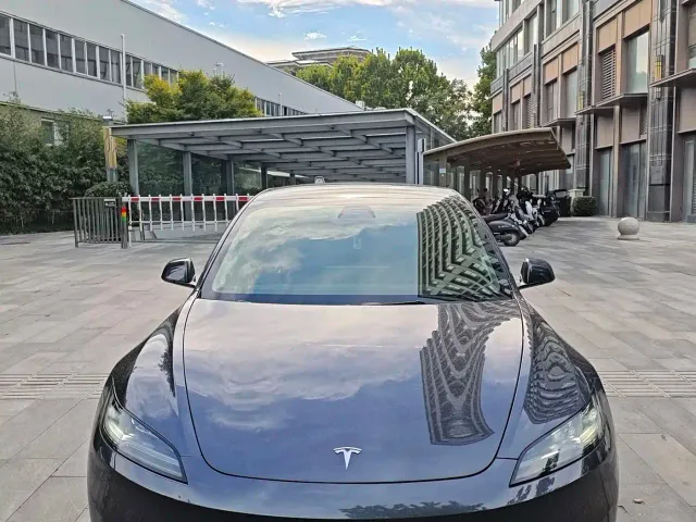 Фотография автомобиля — Tesla Model 3