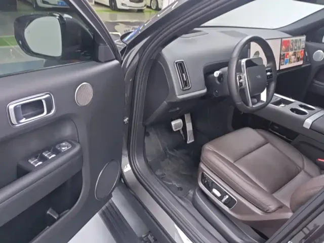 Li Auto L8 — Фото автомобиля 15