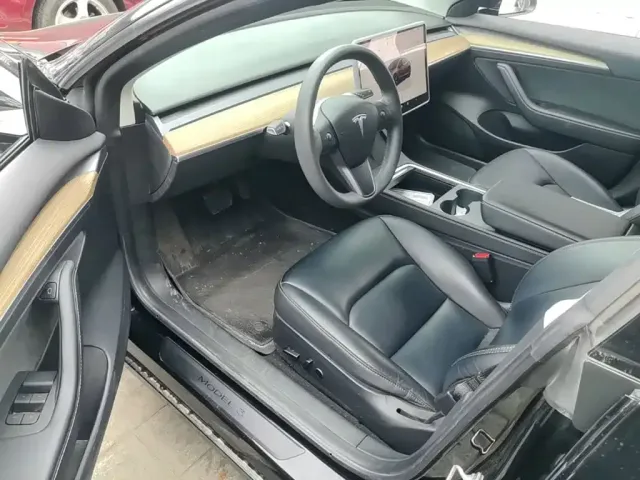 Tesla Model 3 — Фото автомобиля 15