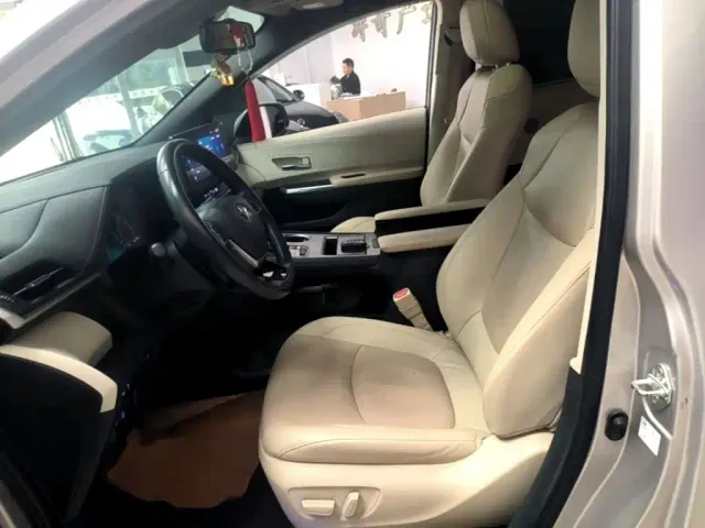 Toyota Sienna — Фото автомобиля 14