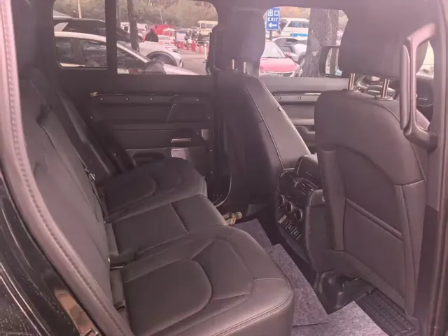 Land Rover Defender — Фото автомобиля 7