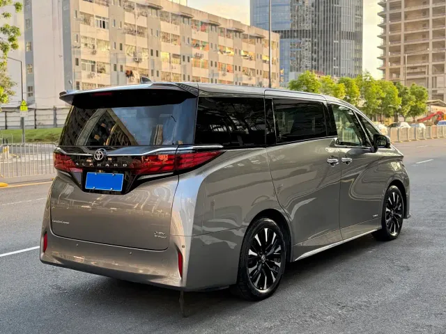 Toyota Alphard — Фото автомобиля 18