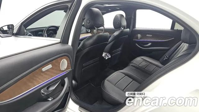 Mercedes-Benz E-Class — Фото автомобиля 11
