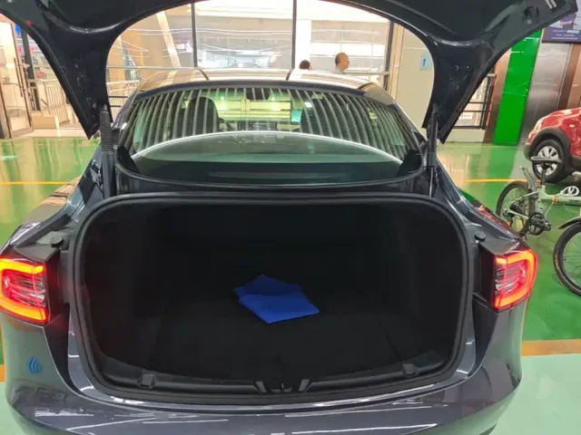 Tesla Model 3 — Фото автомобиля 18