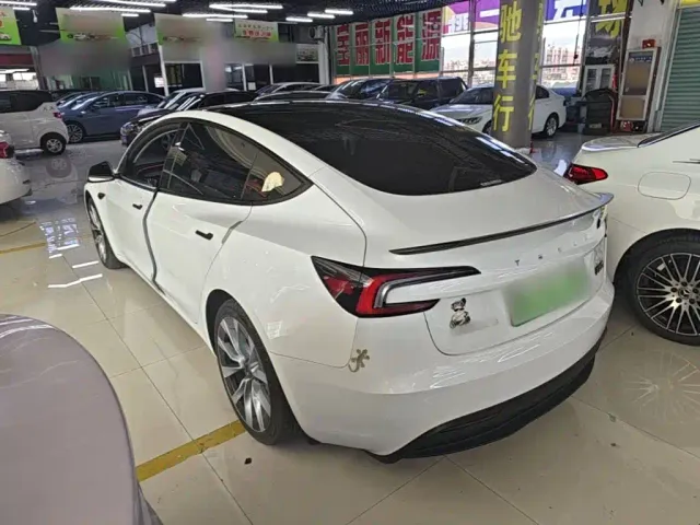 Tesla Model 3 — Фото автомобиля 4
