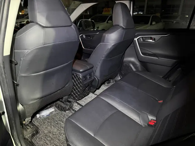 Toyota RAV4 — Фото автомобиля 6