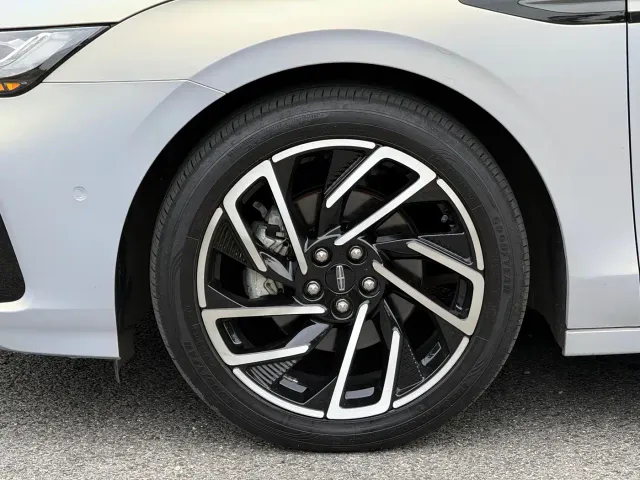 Lincoln Z — Фото автомобиля 6
