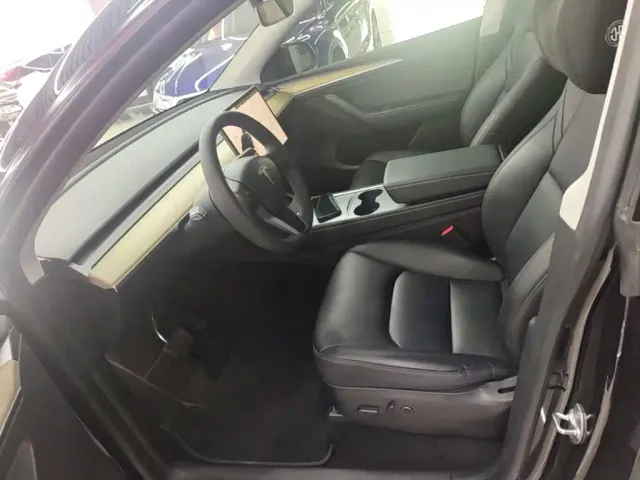 Tesla Model Y — Фото автомобиля 14