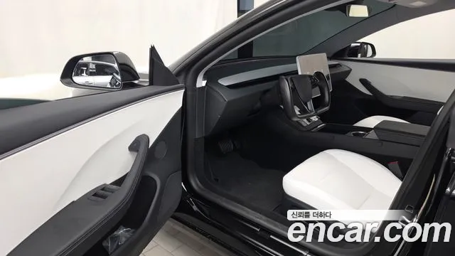 Tesla Model 3 — Фото автомобиля 15