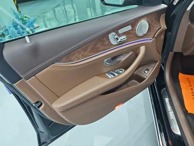 Mercedes-Benz E-Class — Фото автомобиля 14
