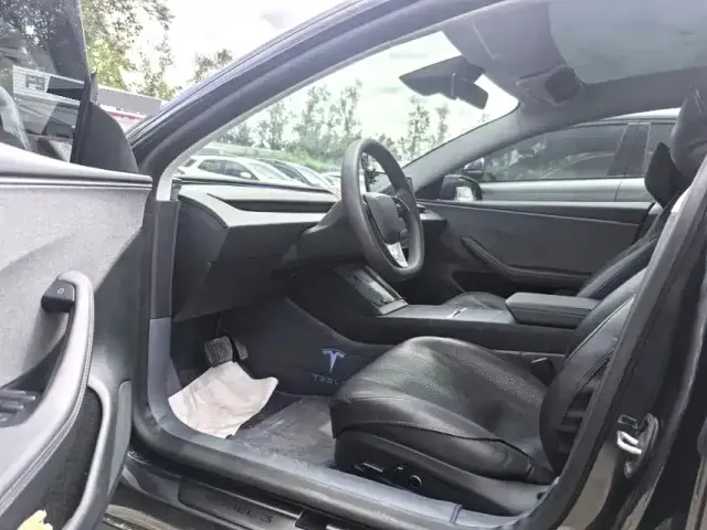 Tesla Model 3 — Фото автомобиля 4