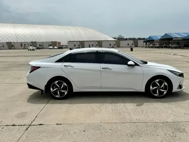 Hyundai Elantra 2022 1.5L CVT LUX Premium Edition — Фото автомобиля 4
