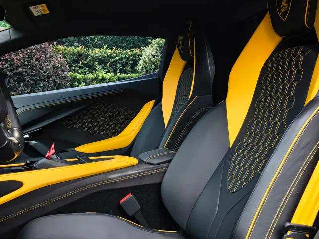 Lamborghini Revuelto — Фото автомобиля 9